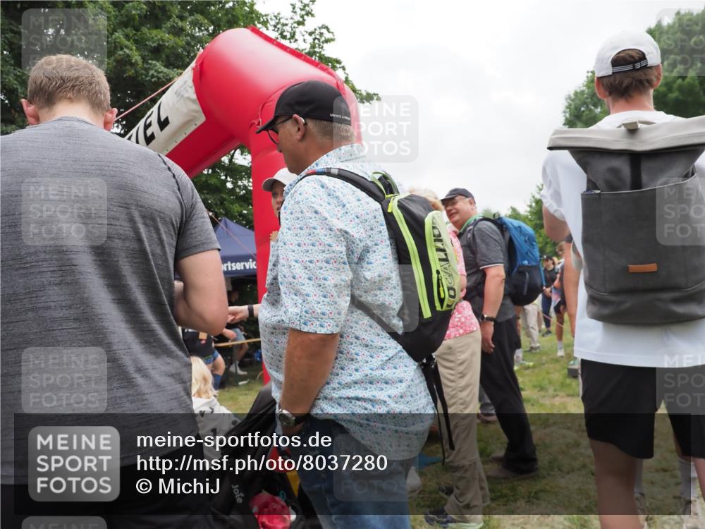 21.06.2025 - 27. Vierlanden-Triathlon MichiJ http://msf.ph/oto/8037280 15.06.2026 13:10:35 Ziel 121 meine-sportfotos.de