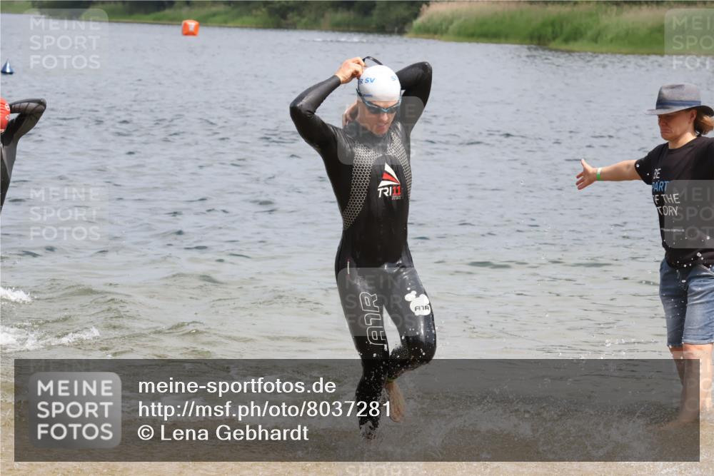 21.06.2025 - 27. Vierlanden-Triathlon Lena Gebhardt http://msf.ph/oto/8037281 15.06.2025 12:04:08 Schwimmen 1009, 1010, 1011, 1012, 1013 meine-sportfotos.de
