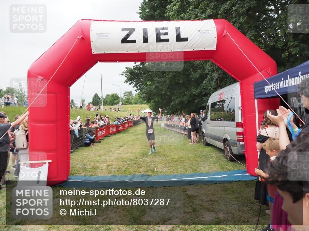 21.06.2025 - 27. Vierlanden-Triathlon MichiJ http://msf.ph/oto/8037287 15.06.2026 13:11:01 Ziel 65 meine-sportfotos.de