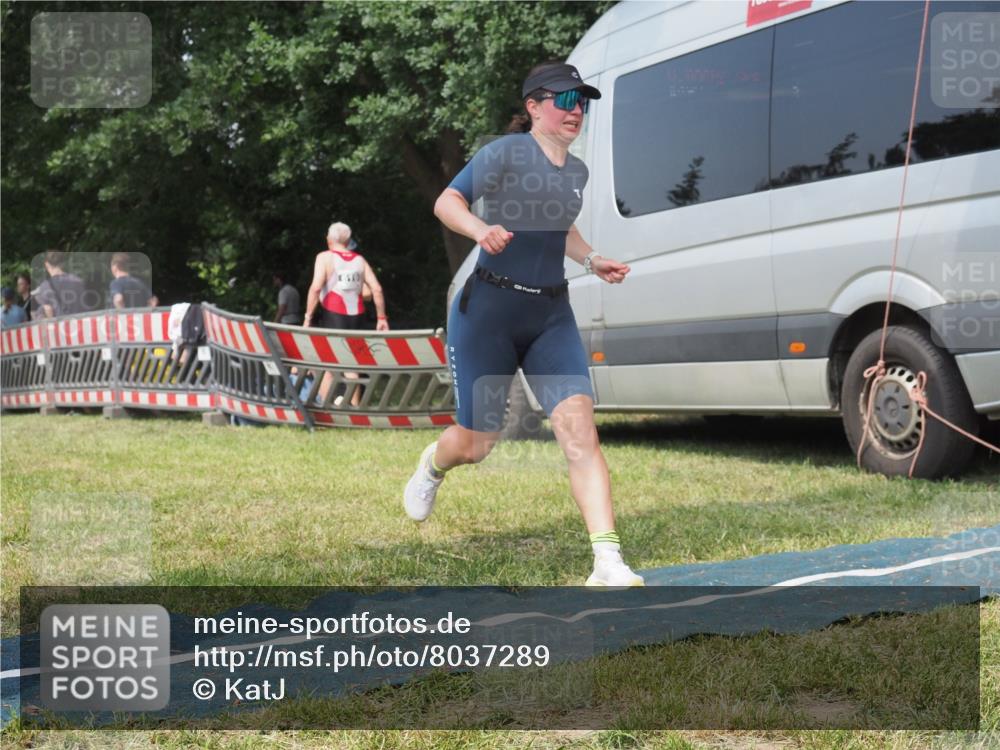 21.06.2025 - 27. Vierlanden-Triathlon KatJ http://msf.ph/oto/8037289 15.06.2025 11:27:26 Schwimmen 884 meine-sportfotos.de