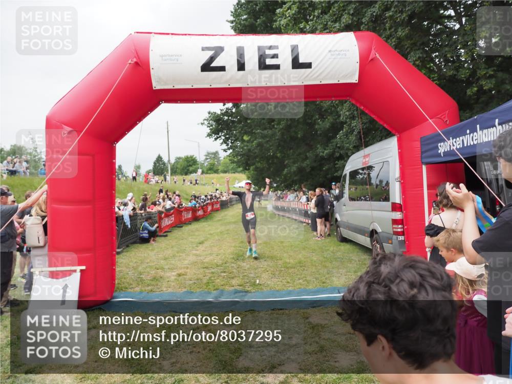 21.06.2025 - 27. Vierlanden-Triathlon MichiJ http://msf.ph/oto/8037295 15.06.2026 13:11:01 Ziel 65 meine-sportfotos.de
