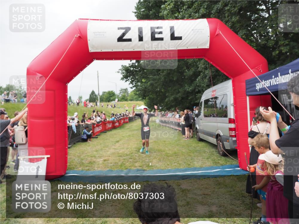 21.06.2025 - 27. Vierlanden-Triathlon MichiJ http://msf.ph/oto/8037303 15.06.2026 13:11:02 Ziel 65 meine-sportfotos.de