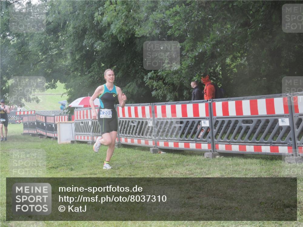21.06.2025 - 27. Vierlanden-Triathlon KatJ http://msf.ph/oto/8037310 15.06.2025 14:18:21 Ziel 1208, 1272 meine-sportfotos.de