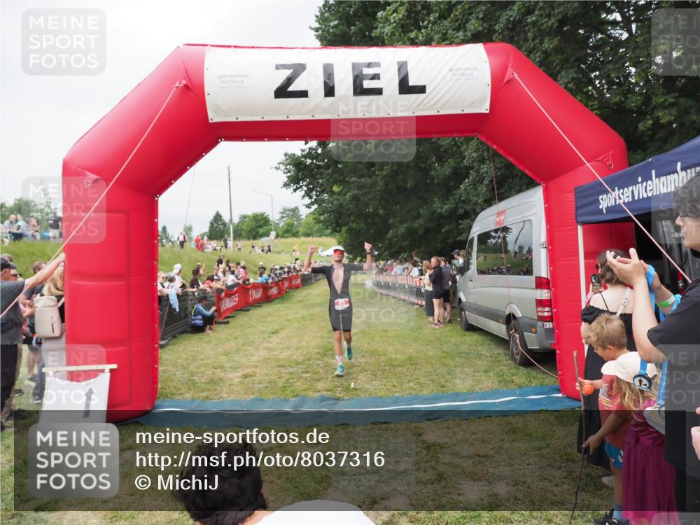 21.06.2025 - 27. Vierlanden-Triathlon MichiJ http://msf.ph/oto/8037316 15.06.2026 13:11:02 Ziel 65 meine-sportfotos.de