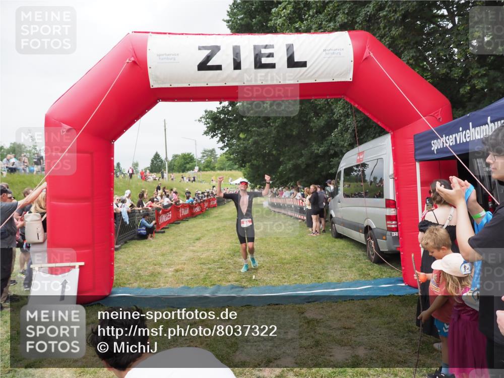 21.06.2025 - 27. Vierlanden-Triathlon MichiJ http://msf.ph/oto/8037322 15.06.2026 13:11:02 Ziel 65 meine-sportfotos.de