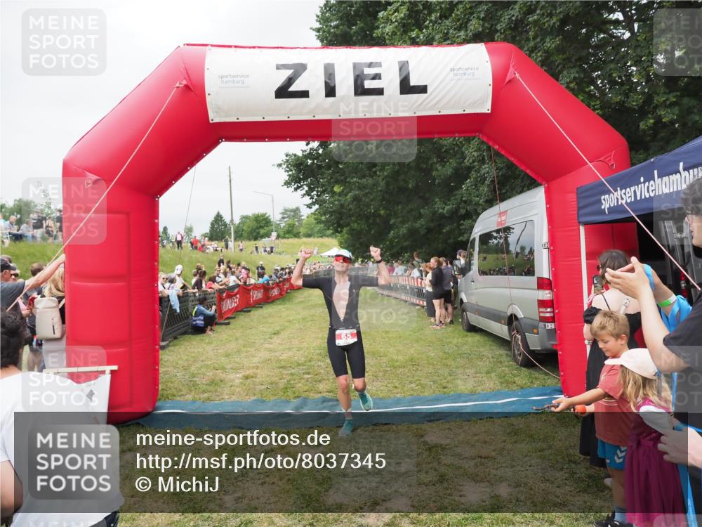 21.06.2025 - 27. Vierlanden-Triathlon MichiJ http://msf.ph/oto/8037345 15.06.2026 13:11:03 Ziel 65 meine-sportfotos.de