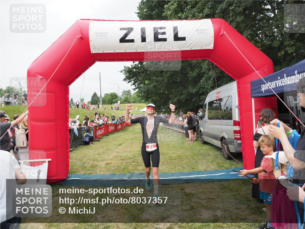 21.06.2025 - 27. Vierlanden-Triathlon MichiJ http://msf.ph/oto/8037357 15.06.2026 13:11:03 Ziel 65 meine-sportfotos.de