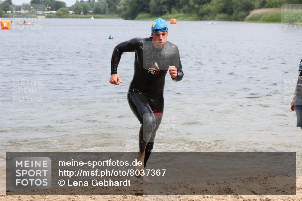 21.06.2025 - 27. Vierlanden-Triathlon Lena Gebhardt http://msf.ph/oto/8037367 15.06.2025 12:04:16 Schwimmen 1009, 1010, 1011, 1012, 1013 meine-sportfotos.de