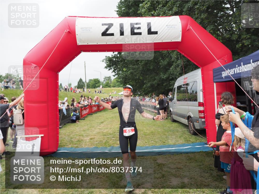 21.06.2025 - 27. Vierlanden-Triathlon MichiJ http://msf.ph/oto/8037374 15.06.2026 13:11:03 Ziel 65 meine-sportfotos.de