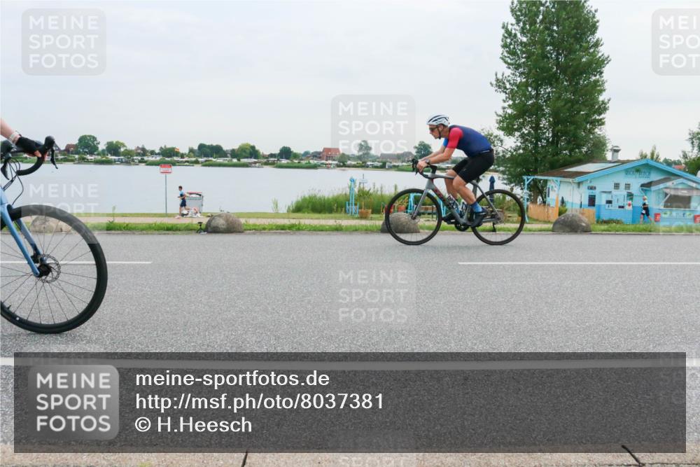 15.06.2025 - 27. Vierlanden-Triathlon H.Heesch http://msf.ph/oto/8037381 15.06.2025 10:52:03 Radfahren 81, 382, 435, 623 meine-sportfotos.de
