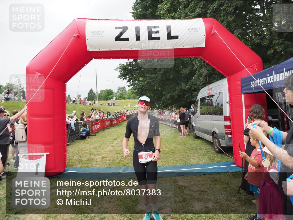 21.06.2025 - 27. Vierlanden-Triathlon MichiJ http://msf.ph/oto/8037383 15.06.2026 13:11:04 Ziel 65 meine-sportfotos.de