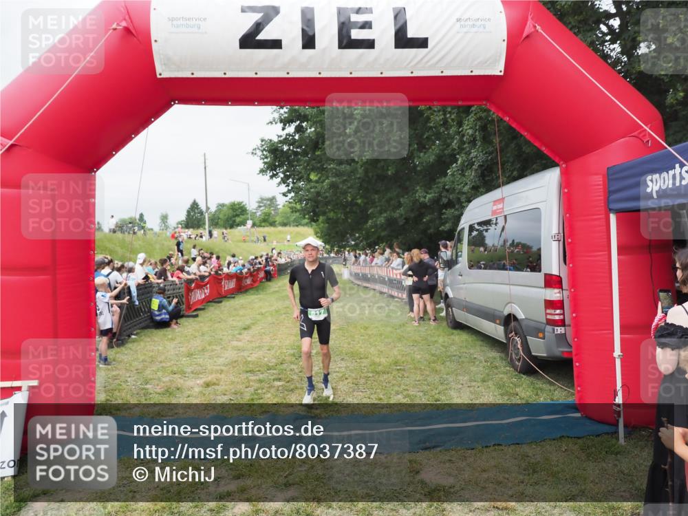 21.06.2025 - 27. Vierlanden-Triathlon MichiJ http://msf.ph/oto/8037387 15.06.2026 13:11:26 Ziel 817 meine-sportfotos.de