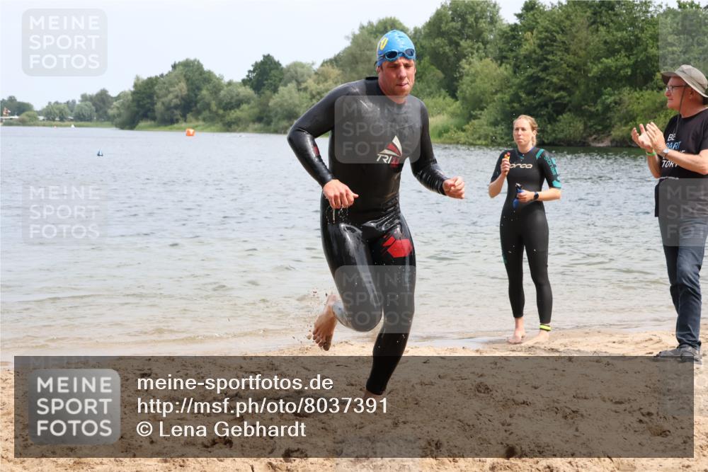 21.06.2025 - 27. Vierlanden-Triathlon Lena Gebhardt http://msf.ph/oto/8037391 15.06.2025 12:04:17 Schwimmen 1009, 1010, 1011, 1012, 1013 meine-sportfotos.de
