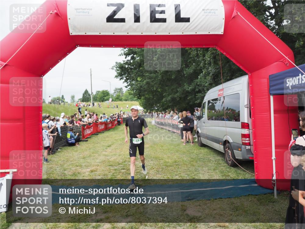 21.06.2025 - 27. Vierlanden-Triathlon MichiJ http://msf.ph/oto/8037394 15.06.2026 13:11:26 Ziel 817 meine-sportfotos.de