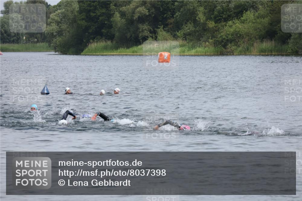 21.06.2025 - 27. Vierlanden-Triathlon Lena Gebhardt http://msf.ph/oto/8037398 15.06.2025 12:05:51 Schwimmen  meine-sportfotos.de