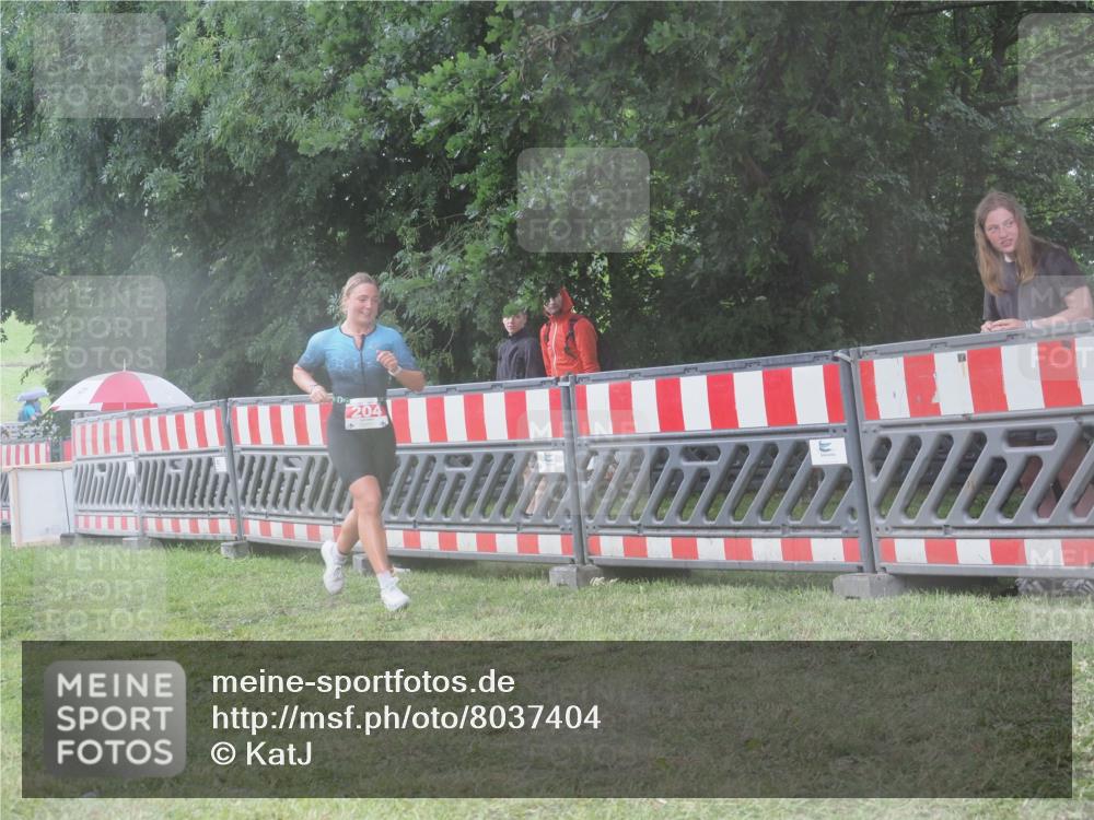 21.06.2025 - 27. Vierlanden-Triathlon KatJ http://msf.ph/oto/8037404 15.06.2025 14:18:36 Ziel 204, 1228 meine-sportfotos.de