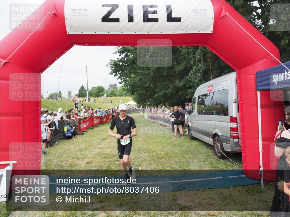 21.06.2025 - 27. Vierlanden-Triathlon MichiJ http://msf.ph/oto/8037406 15.06.2026 13:11:27 Ziel 817 meine-sportfotos.de
