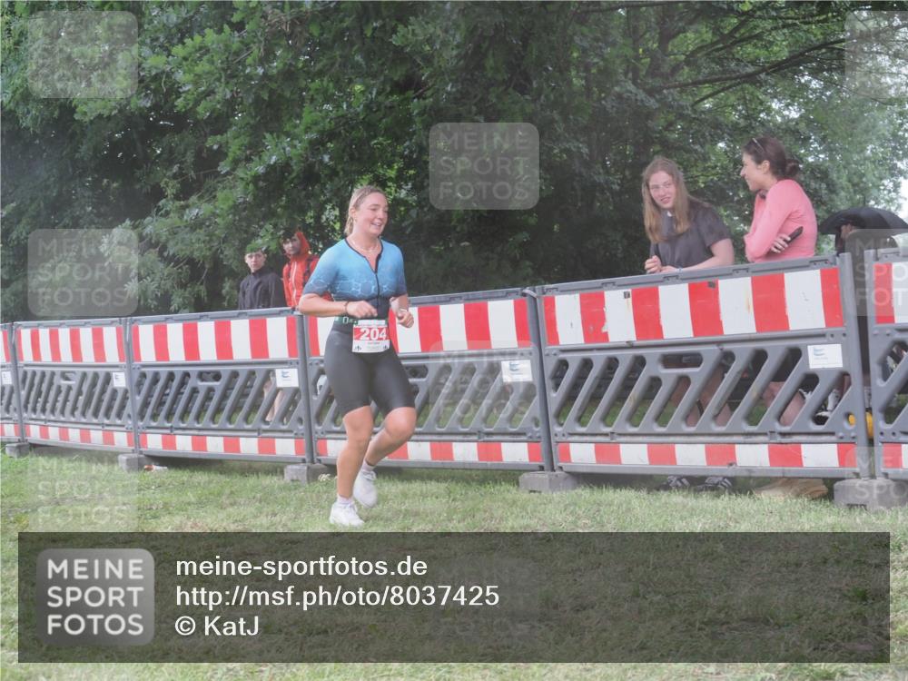 21.06.2025 - 27. Vierlanden-Triathlon KatJ http://msf.ph/oto/8037425 15.06.2025 14:18:36 Ziel 204, 1228 meine-sportfotos.de
