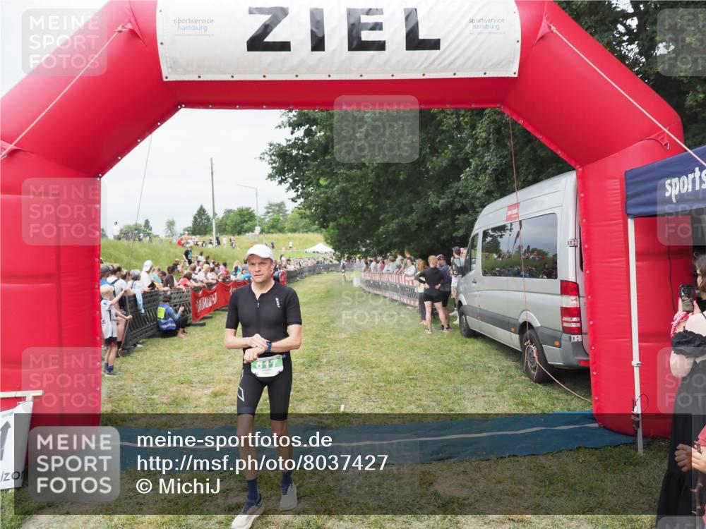 21.06.2025 - 27. Vierlanden-Triathlon MichiJ http://msf.ph/oto/8037427 15.06.2026 13:11:27 Ziel 817 meine-sportfotos.de