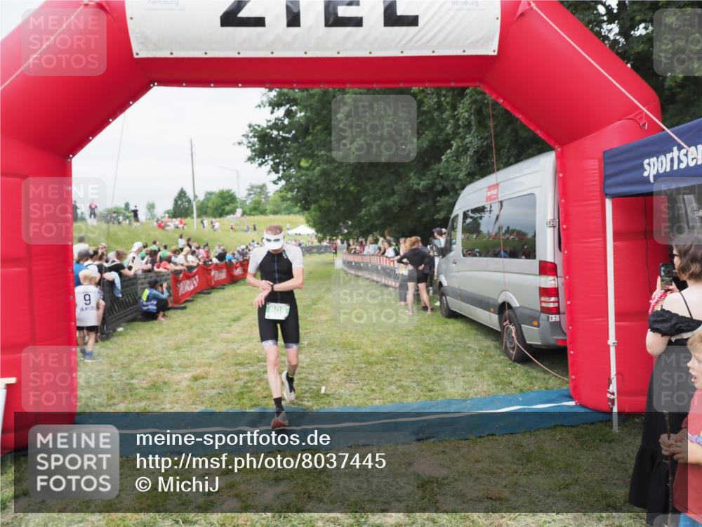 21.06.2025 - 27. Vierlanden-Triathlon MichiJ http://msf.ph/oto/8037445 15.06.2026 13:11:39 Ziel 808 meine-sportfotos.de