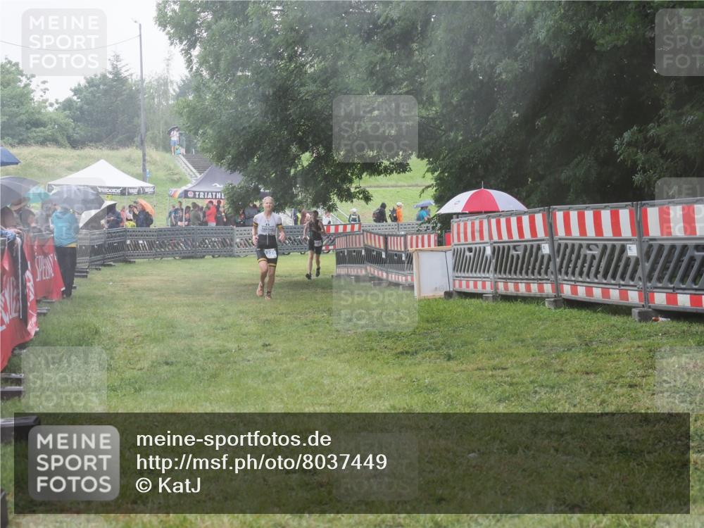 21.06.2025 - 27. Vierlanden-Triathlon KatJ http://msf.ph/oto/8037449 15.06.2025 14:18:41 Ziel 1216, 1228 meine-sportfotos.de