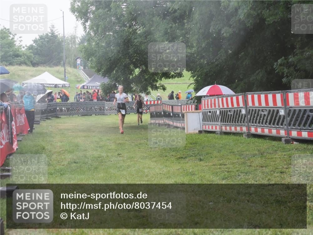 21.06.2025 - 27. Vierlanden-Triathlon KatJ http://msf.ph/oto/8037454 15.06.2025 14:18:41 Ziel 1216, 1228 meine-sportfotos.de