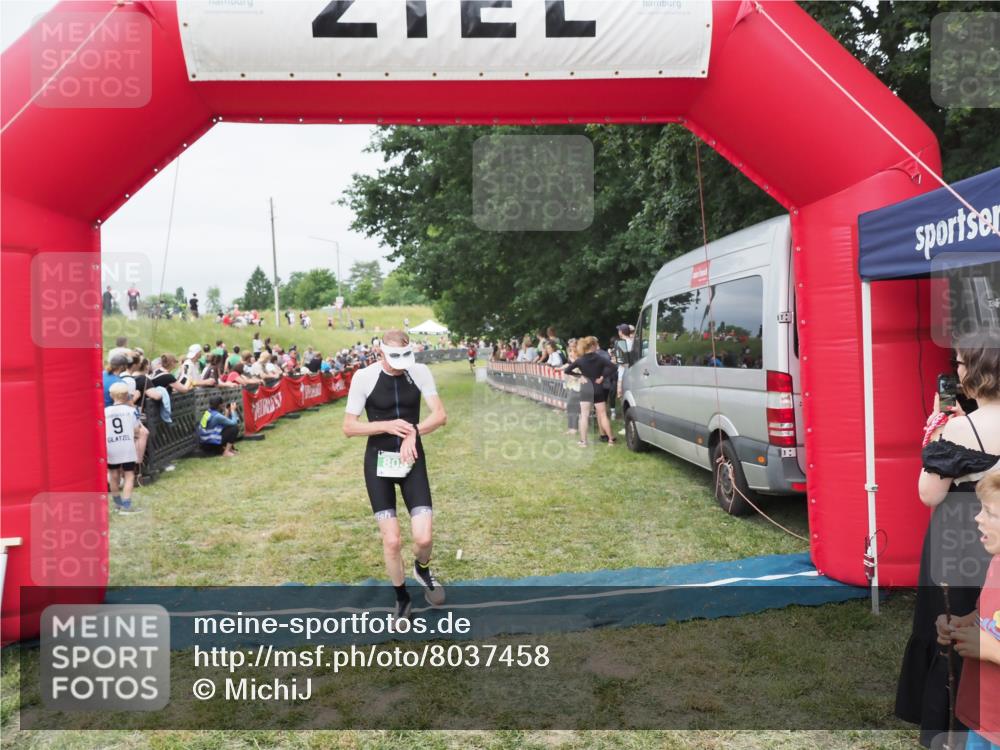 21.06.2025 - 27. Vierlanden-Triathlon MichiJ http://msf.ph/oto/8037458 15.06.2026 13:11:39 Ziel 808 meine-sportfotos.de