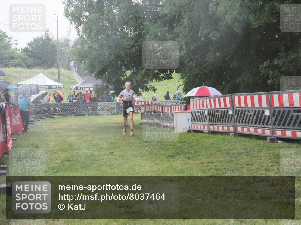 21.06.2025 - 27. Vierlanden-Triathlon KatJ http://msf.ph/oto/8037464 15.06.2025 14:18:42 Ziel 1216, 1228 meine-sportfotos.de