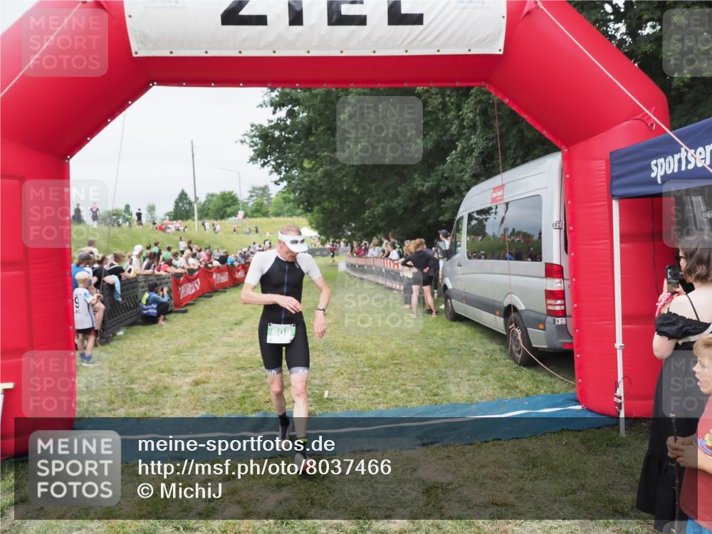 21.06.2025 - 27. Vierlanden-Triathlon MichiJ http://msf.ph/oto/8037466 15.06.2026 13:11:39 Ziel 808 meine-sportfotos.de