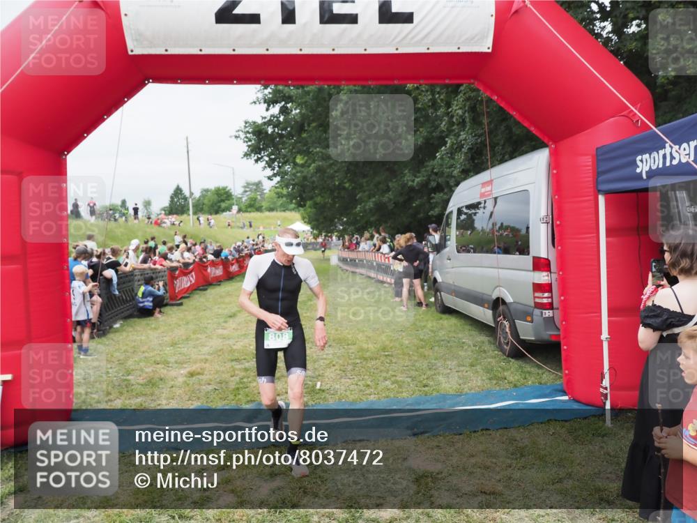 21.06.2025 - 27. Vierlanden-Triathlon MichiJ http://msf.ph/oto/8037472 15.06.2026 13:11:39 Ziel 808 meine-sportfotos.de