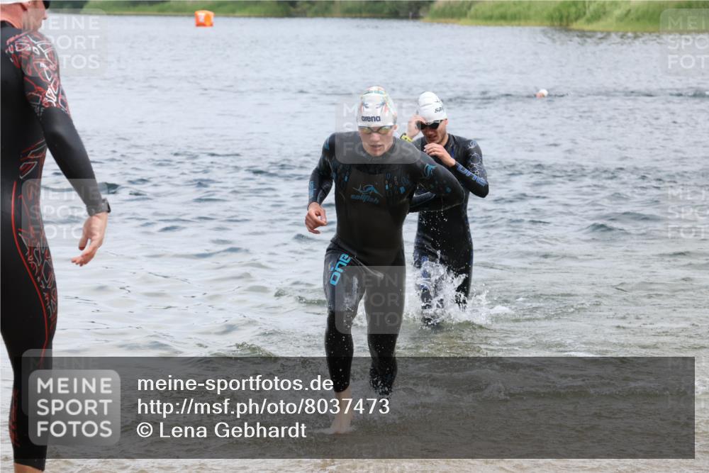 21.06.2025 - 27. Vierlanden-Triathlon Lena Gebhardt http://msf.ph/oto/8037473 15.06.2025 12:06:22 Schwimmen 1014, 1015, 1019, 1020, 1021, 1022, 1023 meine-sportfotos.de
