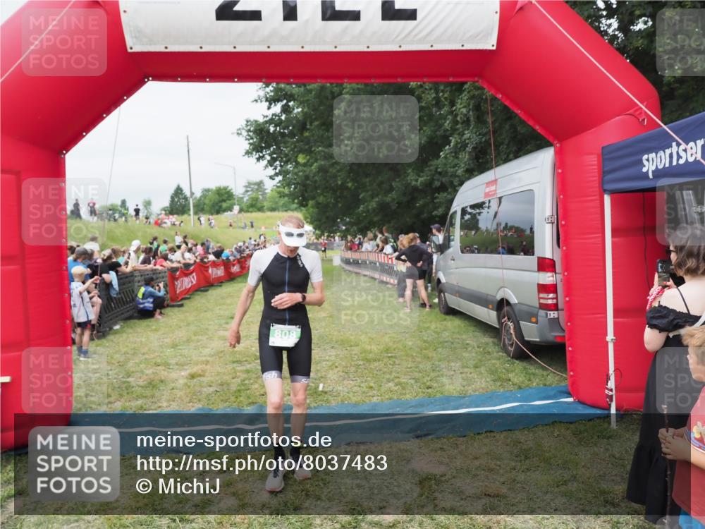21.06.2025 - 27. Vierlanden-Triathlon MichiJ http://msf.ph/oto/8037483 15.06.2026 13:11:39 Ziel 808 meine-sportfotos.de