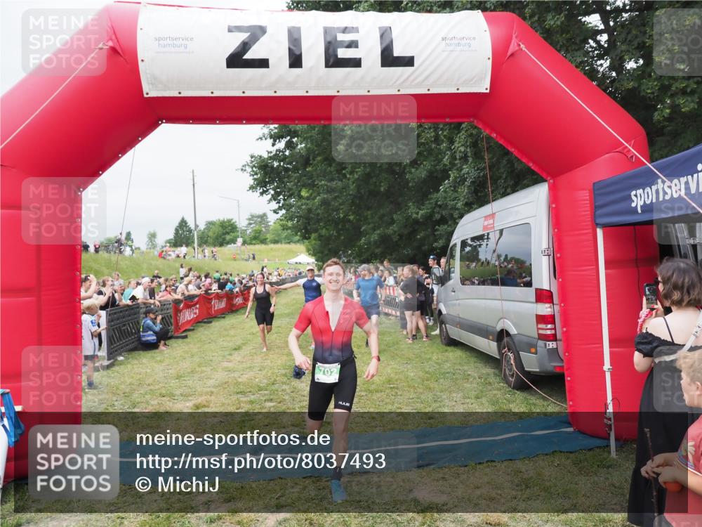 21.06.2025 - 27. Vierlanden-Triathlon MichiJ http://msf.ph/oto/8037493 15.06.2026 13:11:50 Ziel 702, 962 meine-sportfotos.de