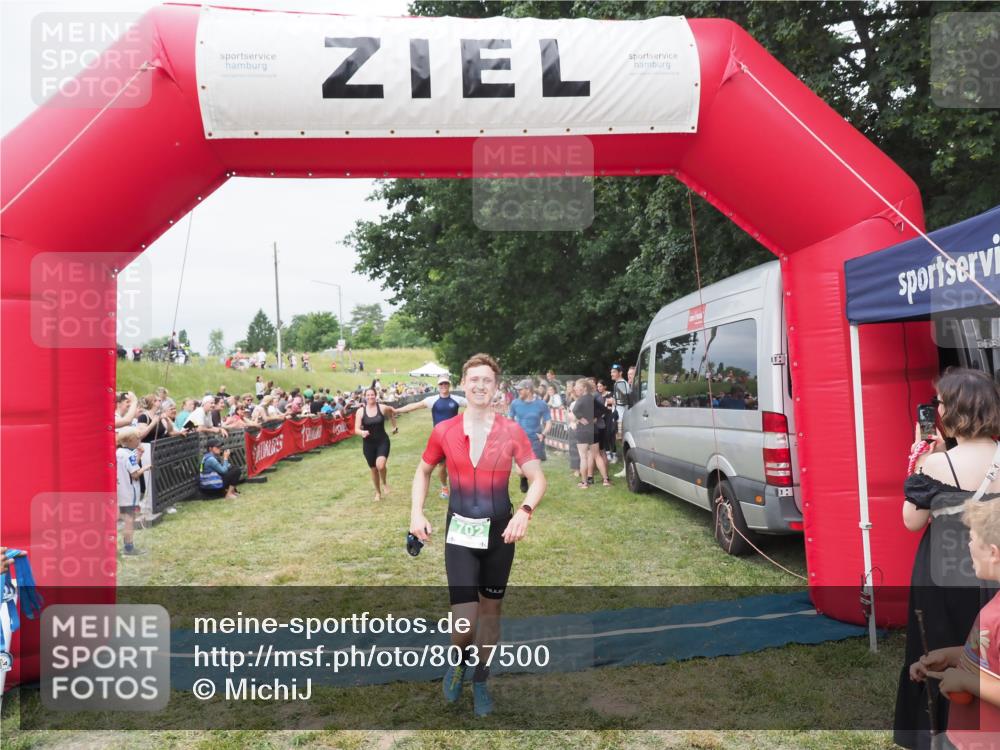 21.06.2025 - 27. Vierlanden-Triathlon MichiJ http://msf.ph/oto/8037500 15.06.2026 13:11:50 Ziel 702, 962 meine-sportfotos.de