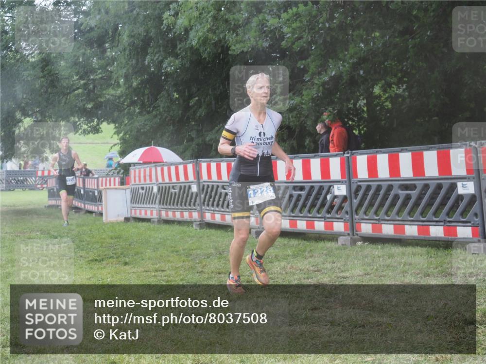 21.06.2025 - 27. Vierlanden-Triathlon KatJ http://msf.ph/oto/8037508 15.06.2025 14:18:45 Ziel 1196, 1216, 1228 meine-sportfotos.de