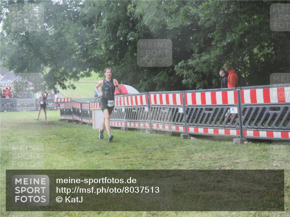 21.06.2025 - 27. Vierlanden-Triathlon KatJ http://msf.ph/oto/8037513 15.06.2025 14:18:47 Ziel 1196, 1216, 1228 meine-sportfotos.de