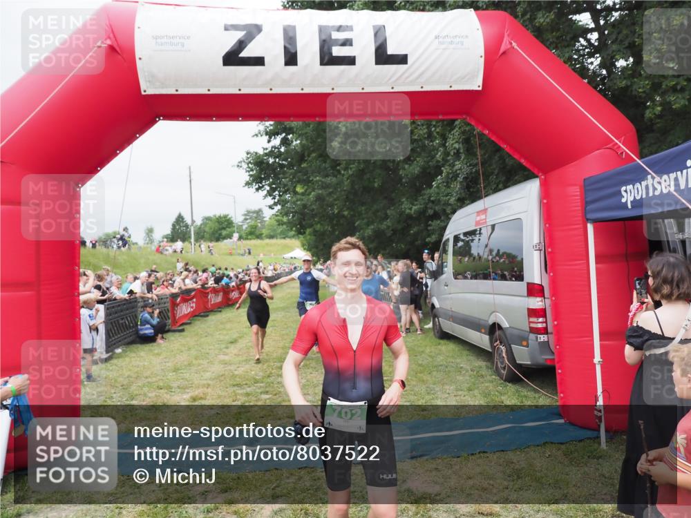 21.06.2025 - 27. Vierlanden-Triathlon MichiJ http://msf.ph/oto/8037522 15.06.2026 13:11:51 Ziel 702, 962 meine-sportfotos.de