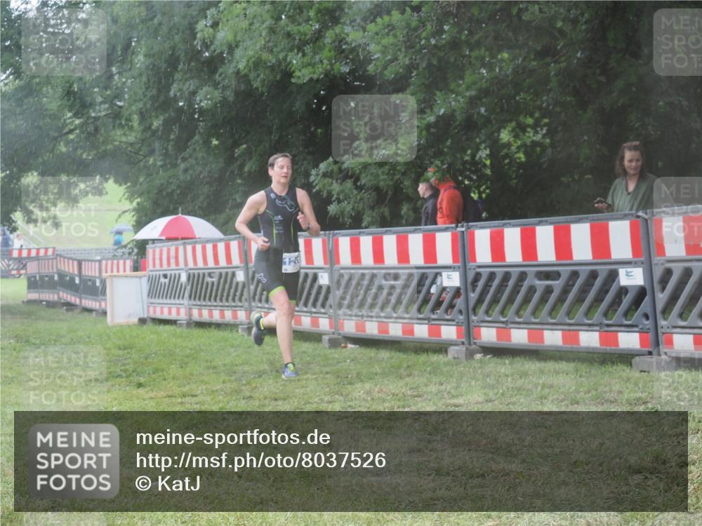 21.06.2025 - 27. Vierlanden-Triathlon KatJ http://msf.ph/oto/8037526 15.06.2025 14:18:48 Ziel 1196, 1216, 1228 meine-sportfotos.de