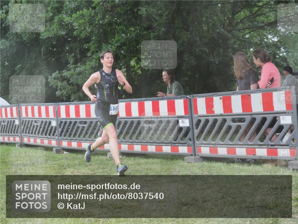 21.06.2025 - 27. Vierlanden-Triathlon KatJ http://msf.ph/oto/8037540 15.06.2025 14:18:48 Ziel 1196, 1216, 1228 meine-sportfotos.de