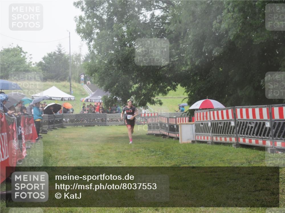 21.06.2025 - 27. Vierlanden-Triathlon KatJ http://msf.ph/oto/8037553 15.06.2025 14:18:51 Ziel 1196 meine-sportfotos.de