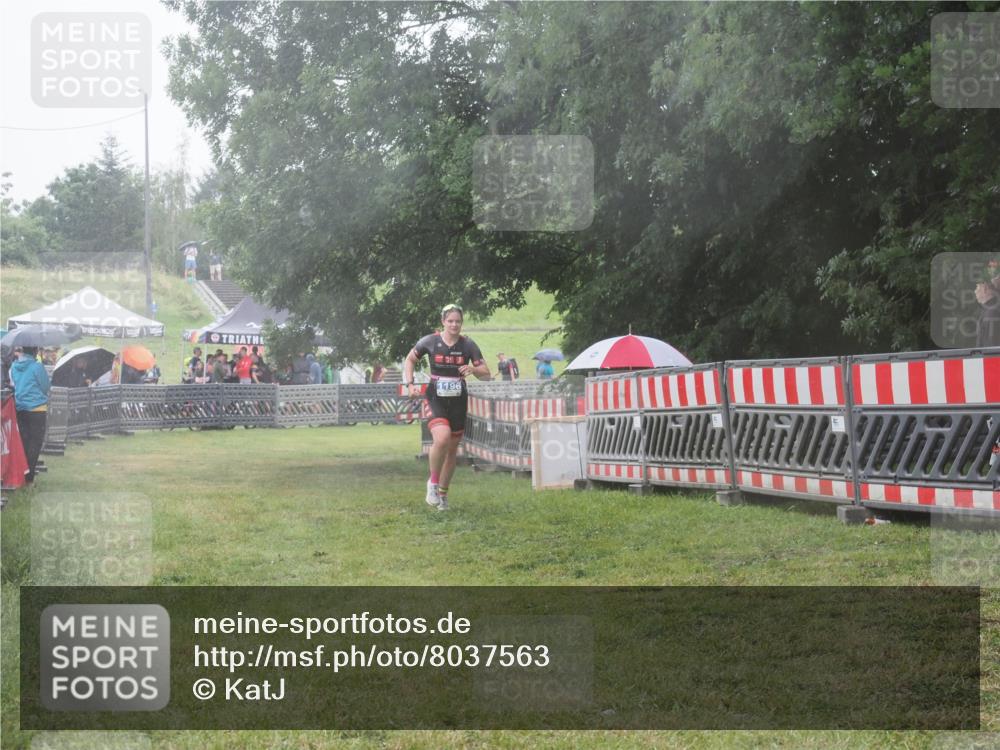 21.06.2025 - 27. Vierlanden-Triathlon KatJ http://msf.ph/oto/8037563 15.06.2025 14:18:52 Ziel 1196 meine-sportfotos.de