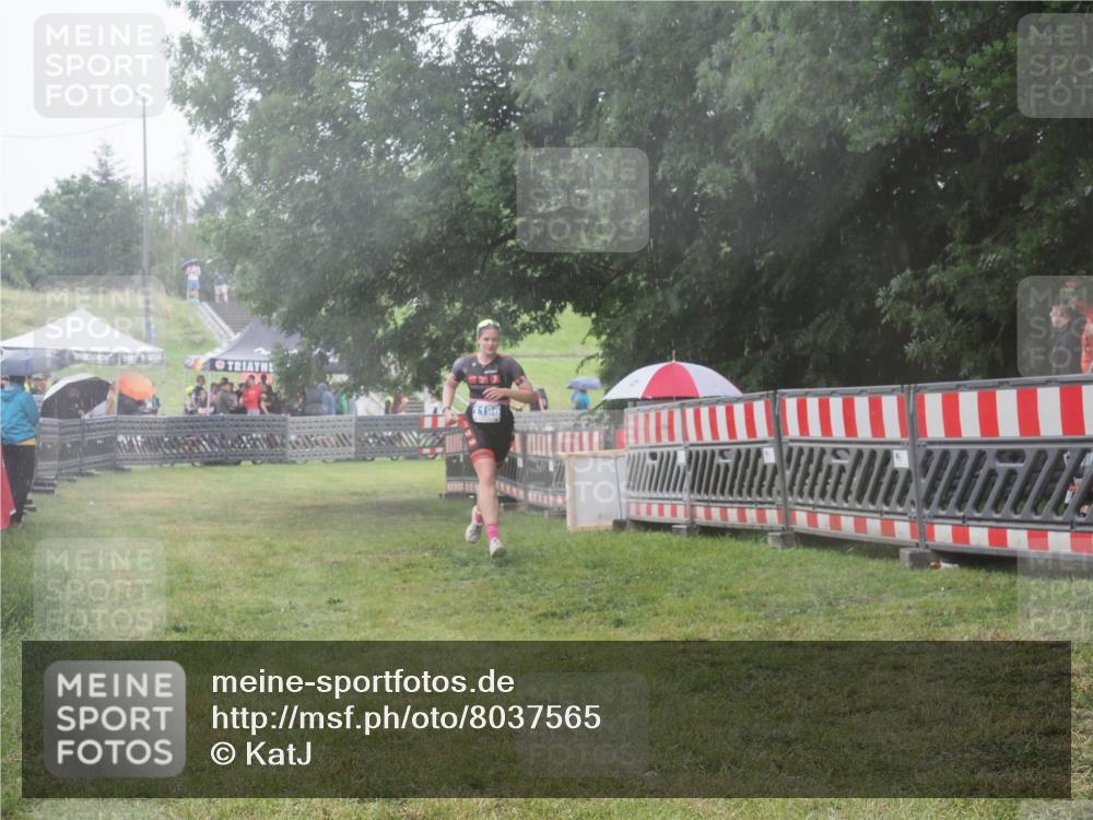 21.06.2025 - 27. Vierlanden-Triathlon KatJ http://msf.ph/oto/8037565 15.06.2025 14:18:52 Ziel 1196 meine-sportfotos.de