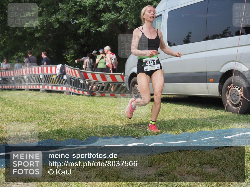 21.06.2025 - 27. Vierlanden-Triathlon KatJ http://msf.ph/oto/8037566 15.06.2025 11:28:11 Schwimmen 883 meine-sportfotos.de