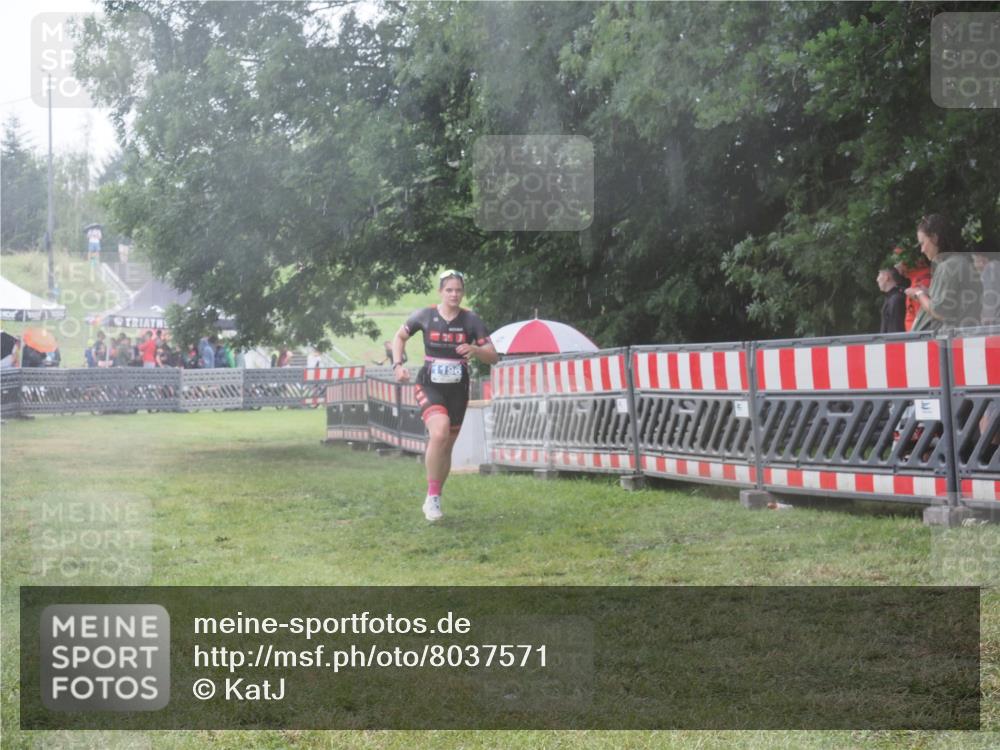 21.06.2025 - 27. Vierlanden-Triathlon KatJ http://msf.ph/oto/8037571 15.06.2025 14:18:53 Ziel 1196 meine-sportfotos.de
