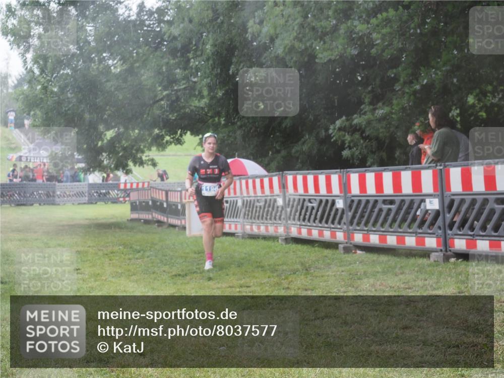 21.06.2025 - 27. Vierlanden-Triathlon KatJ http://msf.ph/oto/8037577 15.06.2025 14:18:53 Ziel 1196 meine-sportfotos.de