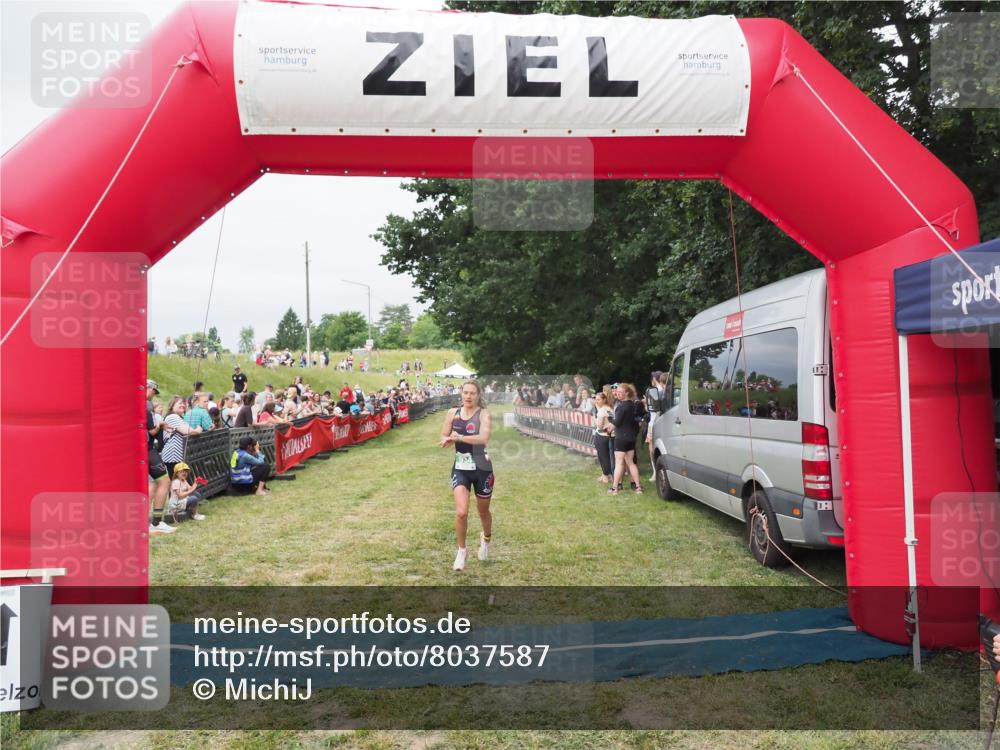 21.06.2025 - 27. Vierlanden-Triathlon MichiJ http://msf.ph/oto/8037587 15.06.2026 13:12:42 Ziel 934 meine-sportfotos.de