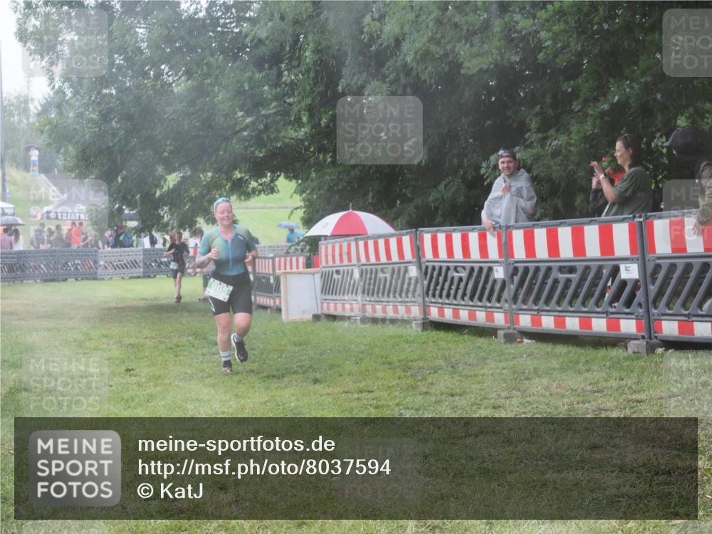 21.06.2025 - 27. Vierlanden-Triathlon KatJ http://msf.ph/oto/8037594 15.06.2025 14:19:09 Ziel 905, 1203 meine-sportfotos.de
