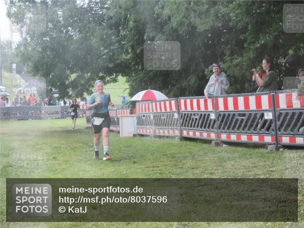 21.06.2025 - 27. Vierlanden-Triathlon KatJ http://msf.ph/oto/8037596 15.06.2025 14:19:09 Ziel 905, 1203 meine-sportfotos.de