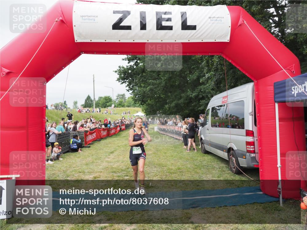 21.06.2025 - 27. Vierlanden-Triathlon MichiJ http://msf.ph/oto/8037608 15.06.2026 13:12:43 Ziel 81, 934 meine-sportfotos.de