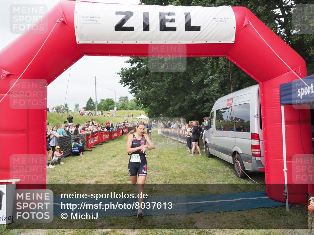 21.06.2025 - 27. Vierlanden-Triathlon MichiJ http://msf.ph/oto/8037613 15.06.2026 13:12:43 Ziel 81, 934 meine-sportfotos.de